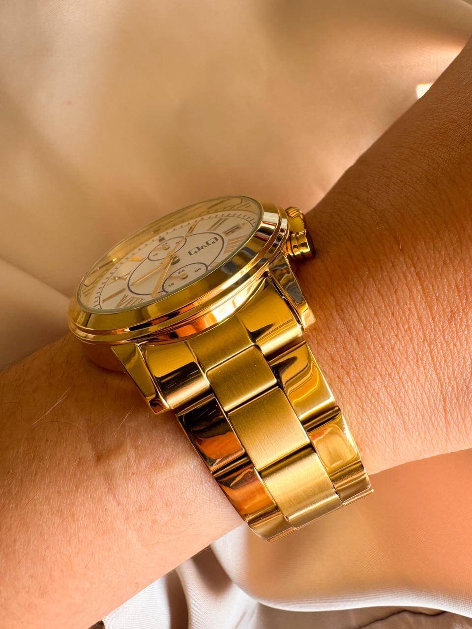 RELOJ QYQ A25A DORADO FONDO BLANCO