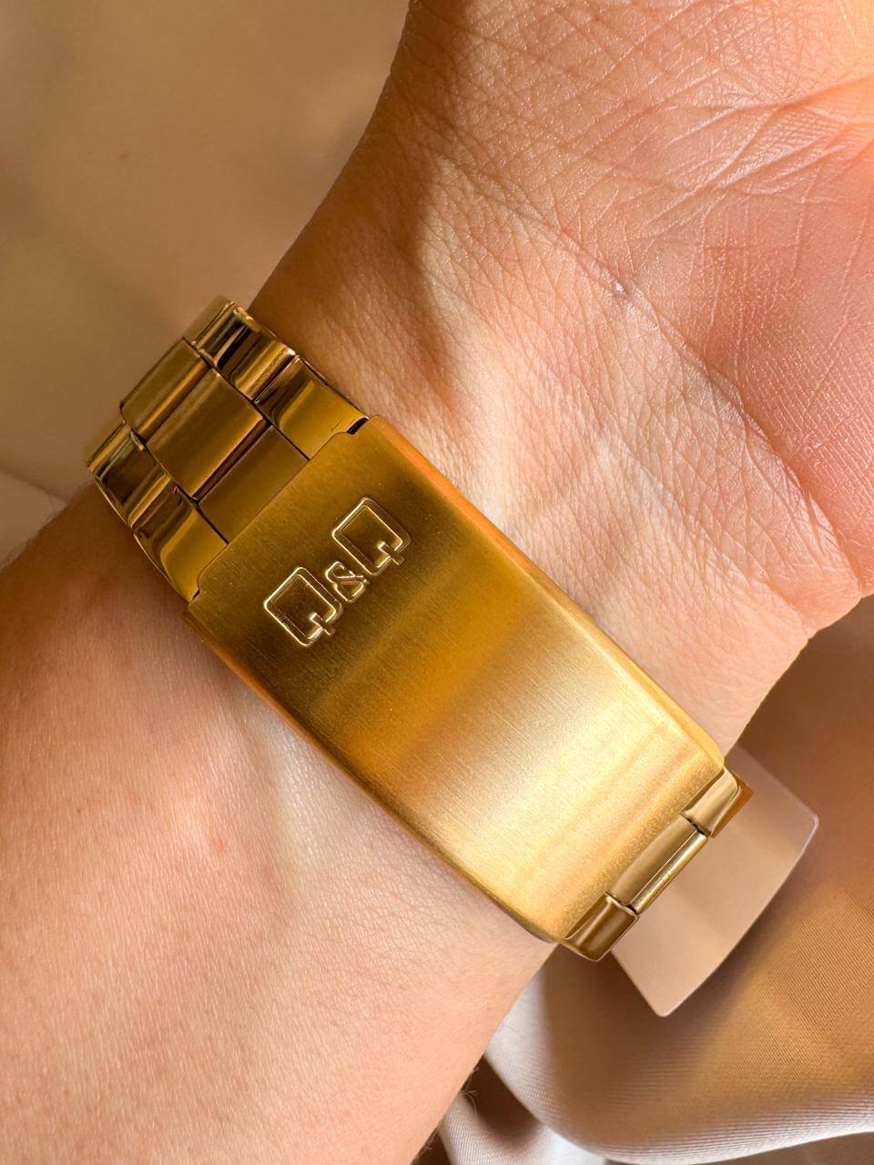RELOJ QYQ A25A DORADO FONDO BLANCO