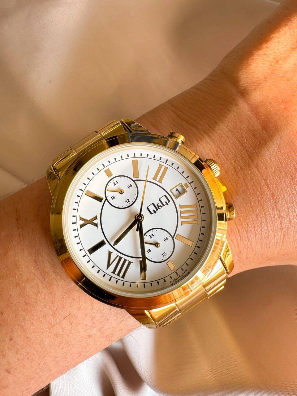 RELOJ QYQ A25A DORADO FONDO BLANCO