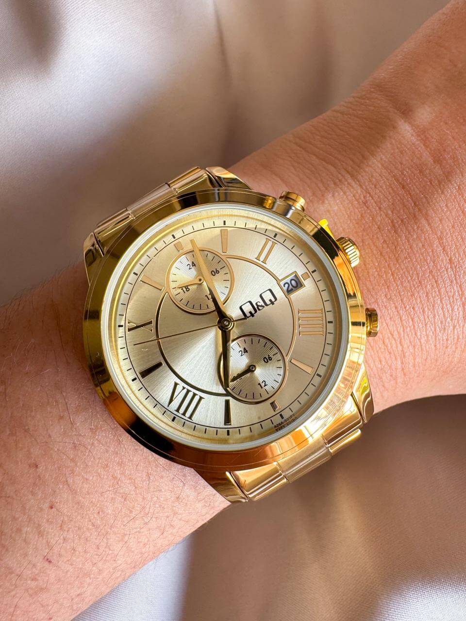RELOJ QYQ A25A DORADO FONDO DORADO