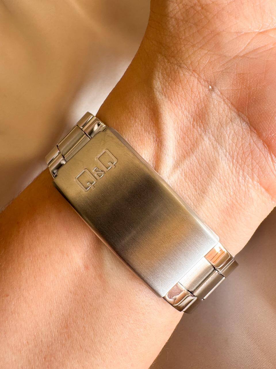 RELOJ QYQ A25A PLATEADO