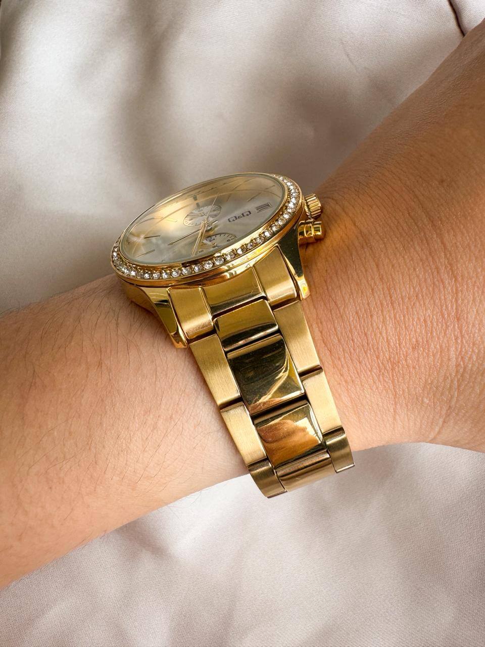 RELOJ QYQ MULTIFUNCIONAL DORADO