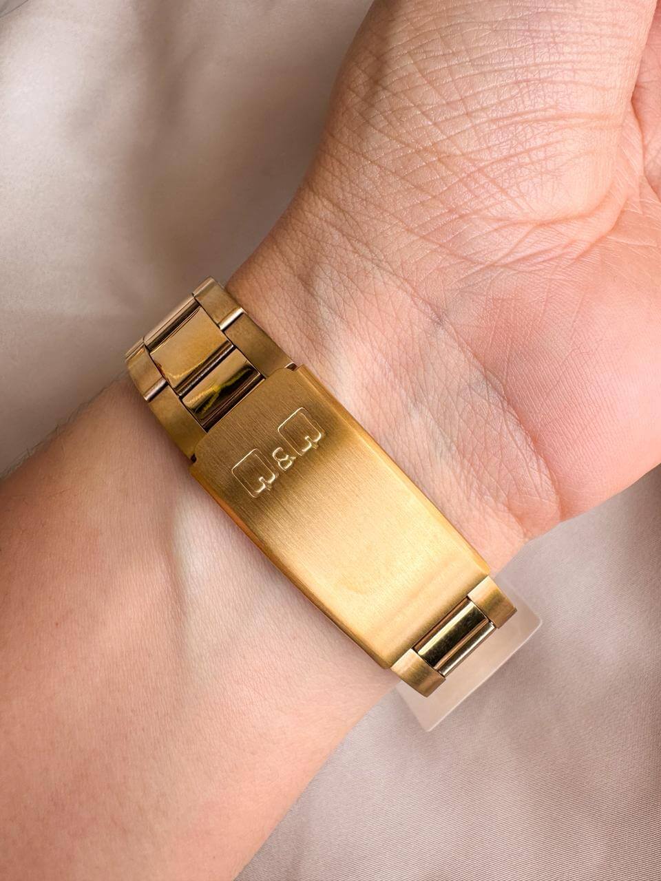 RELOJ QYQ MULTIFUNCIONAL DORADO