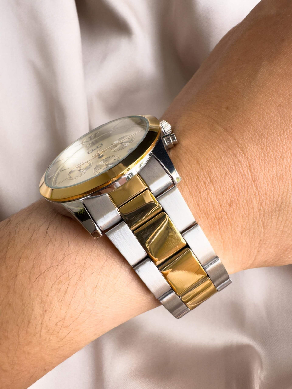 RELOJ QYQ UNISEX C71A004Y PLATEADO DORADO