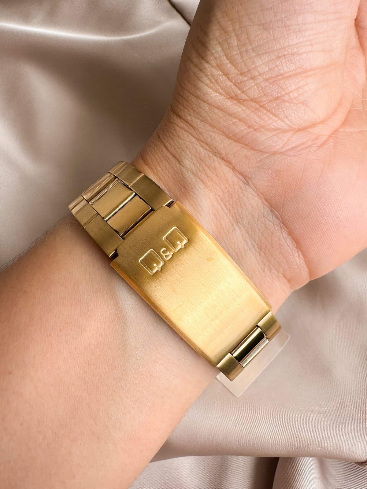 RELOJ QYQ UNISEX C71A004Y DORADO
