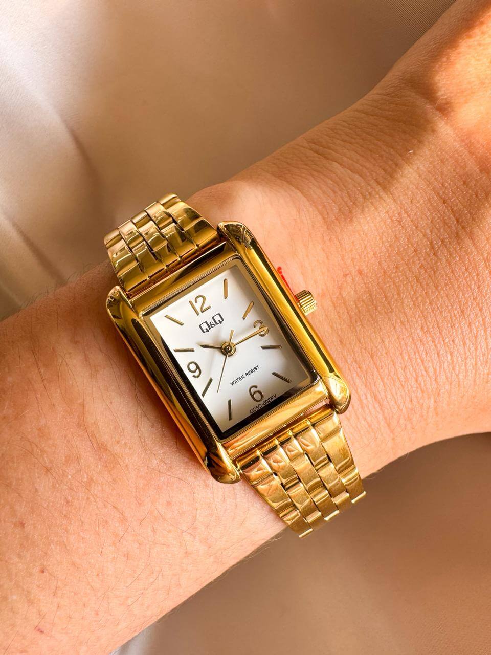 Reloj QYQ Q25C DORADO