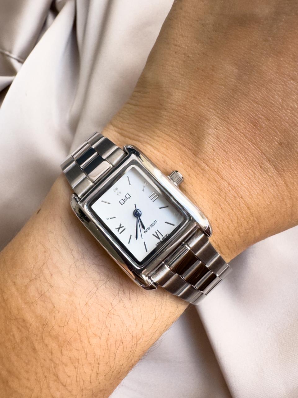 RELOJ QYQ PLATEADO PEQUEÑO