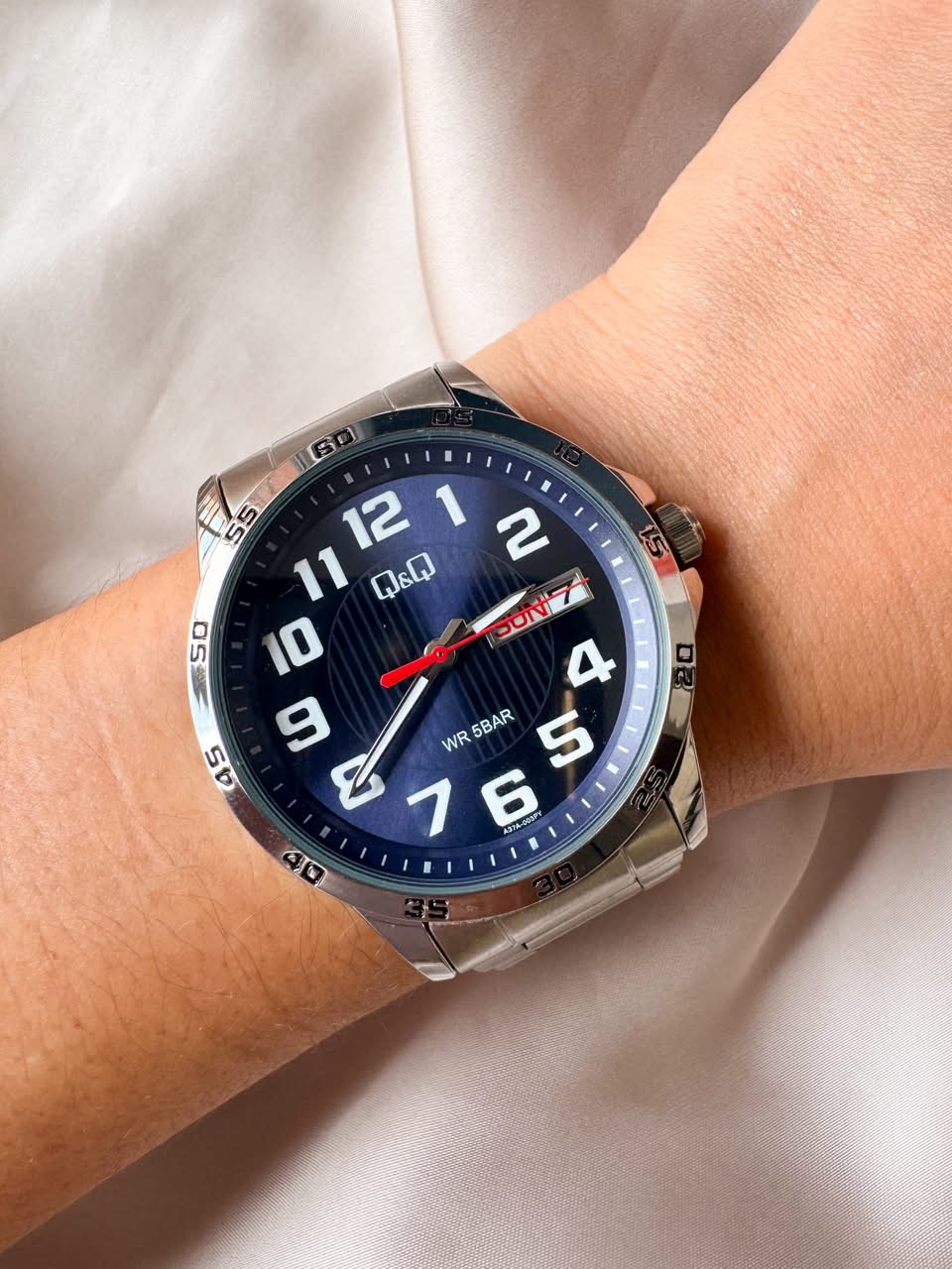 RELOJ QYQ A37A PLATEADO FONDO AZUL HOMBRE CALENDARIO