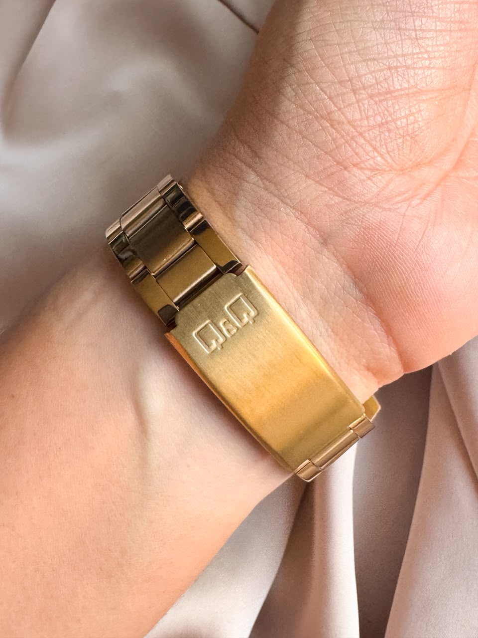 Reloj Q&Q UNISEX DORADO CON CALENDARIO