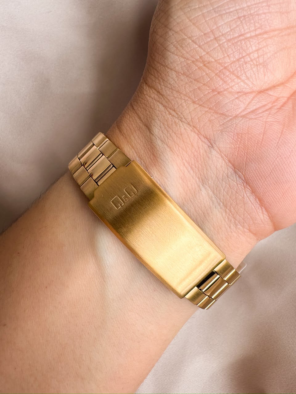 RELOJ QYQ C69A  DORADO FONDO BLANCO
