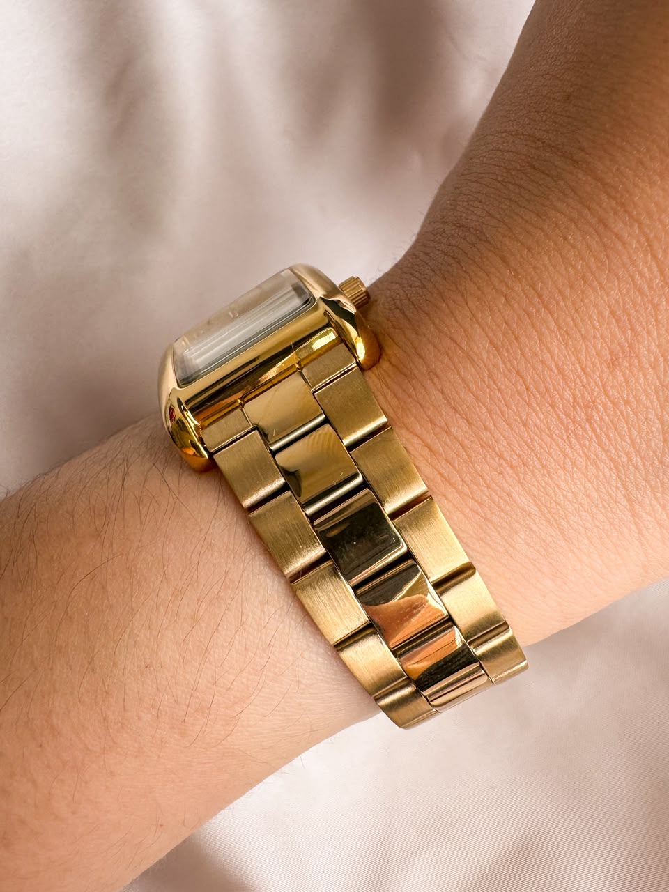 RELOJ QYQ C69A  DORADO FONDO BLANCO