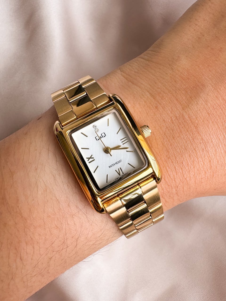 RELOJ QYQ C69A  DORADO FONDO BLANCO