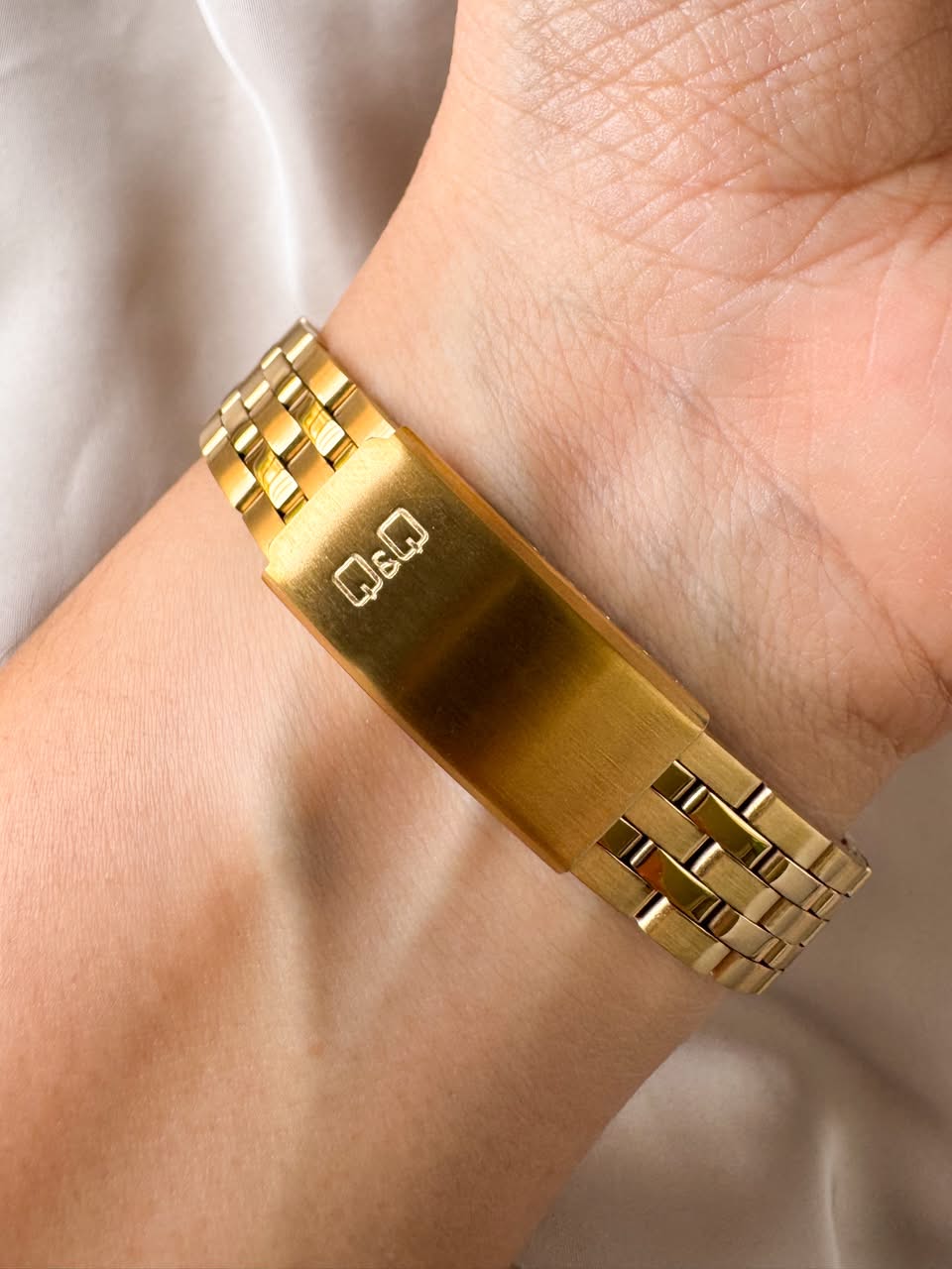 RELOJ QYQ Q10C-002PY TODO DORADO OVALADO