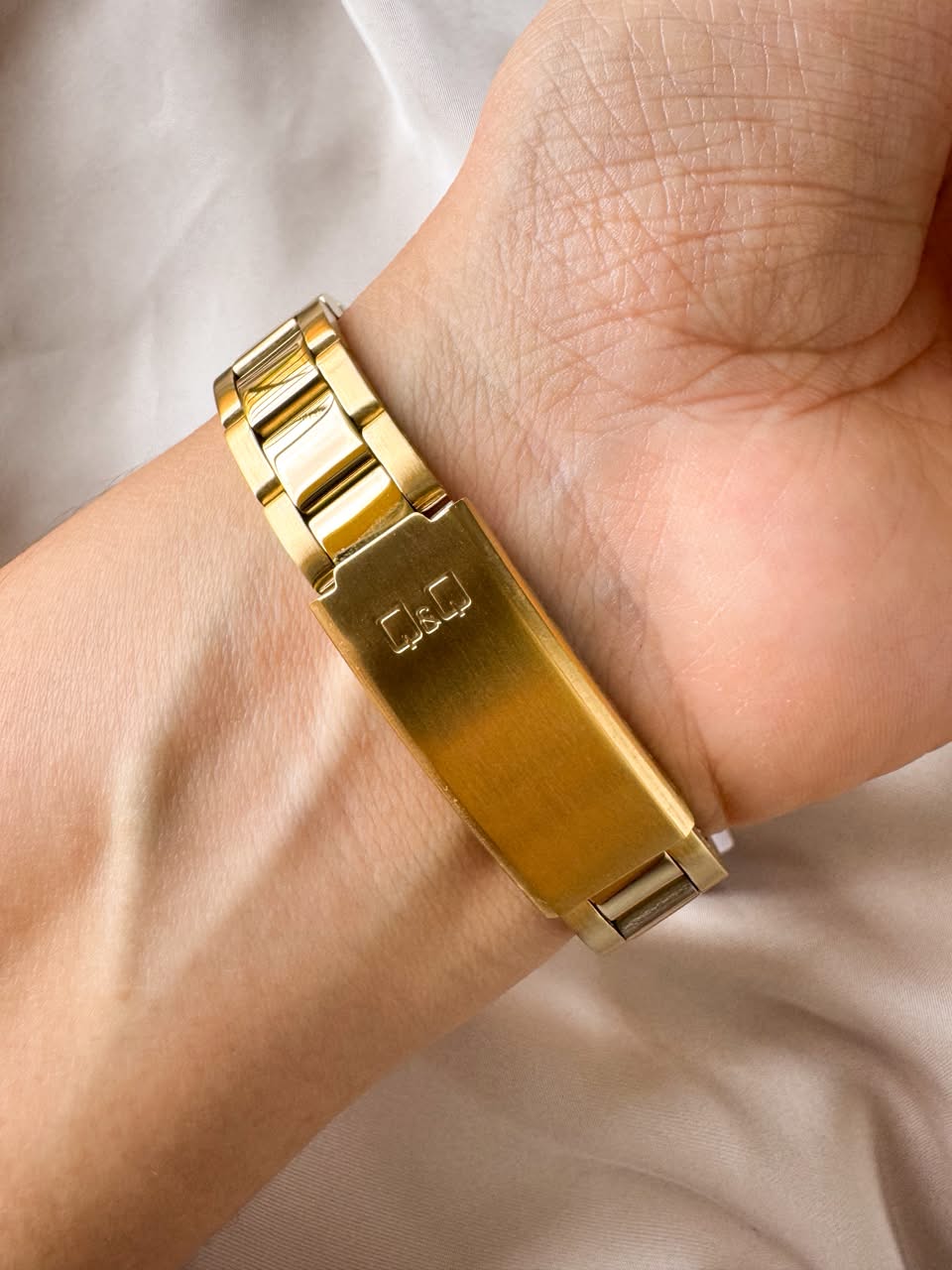 RELOJ QYQ Q35C-503PY DORADO FONDO BLANCO