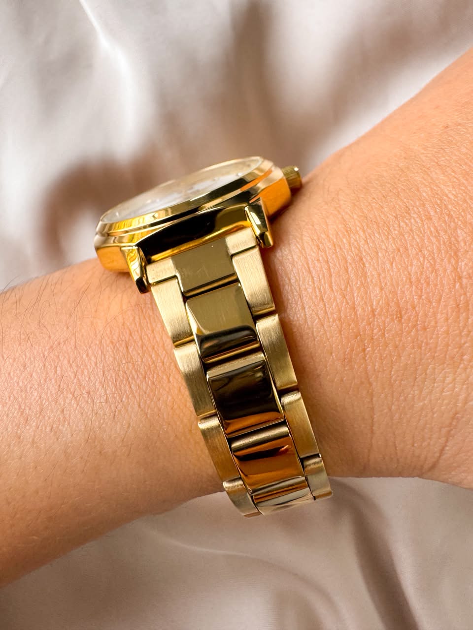 RELOJ QYQ Q35C-503PY DORADO FONDO BLANCO