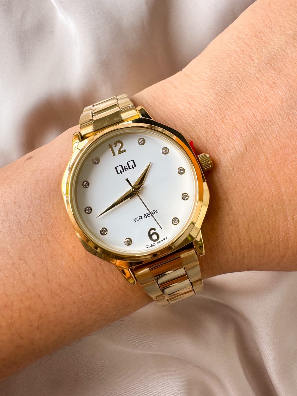 RELOJ QYQ Q35C-503PY DORADO FONDO BLANCO