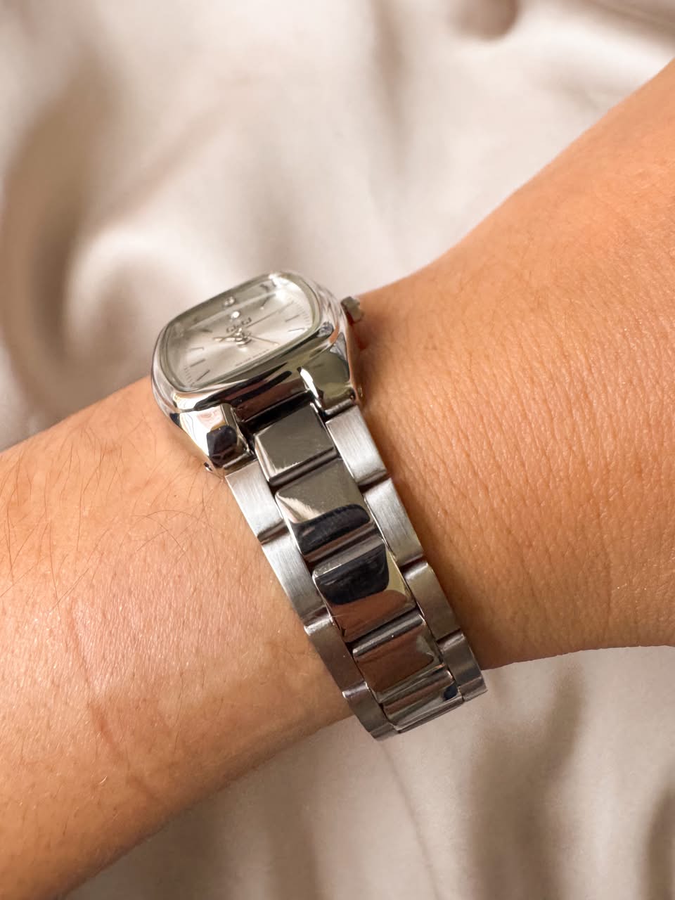 RELOJ QYQ Q42C-500PY PLATEADO CUADRADO PEQUEÑO