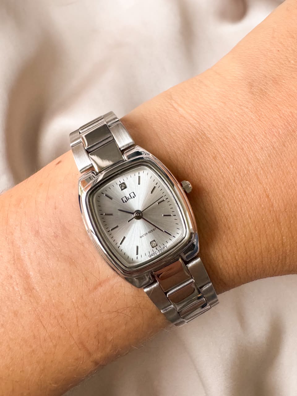 RELOJ QYQ Q42C-500PY PLATEADO CUADRADO PEQUEÑO