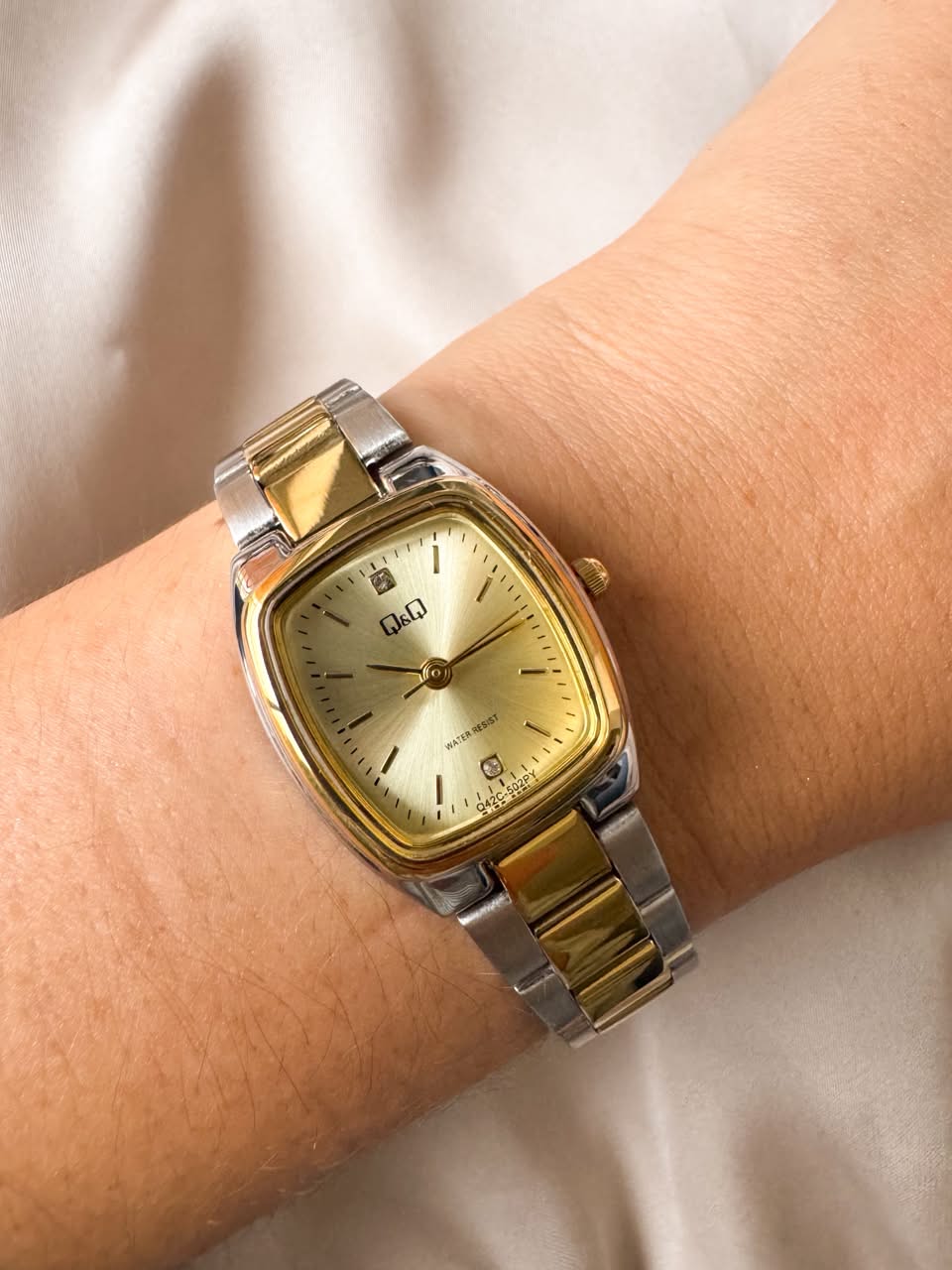 RELOJ QYQ Q42C-501PY BICOLOR CUADRADO PEQUEÑO