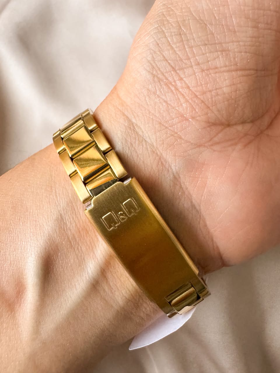 RELOJ QYQ Q42C-504PY DORADO CUADRADO PEQUEÑO