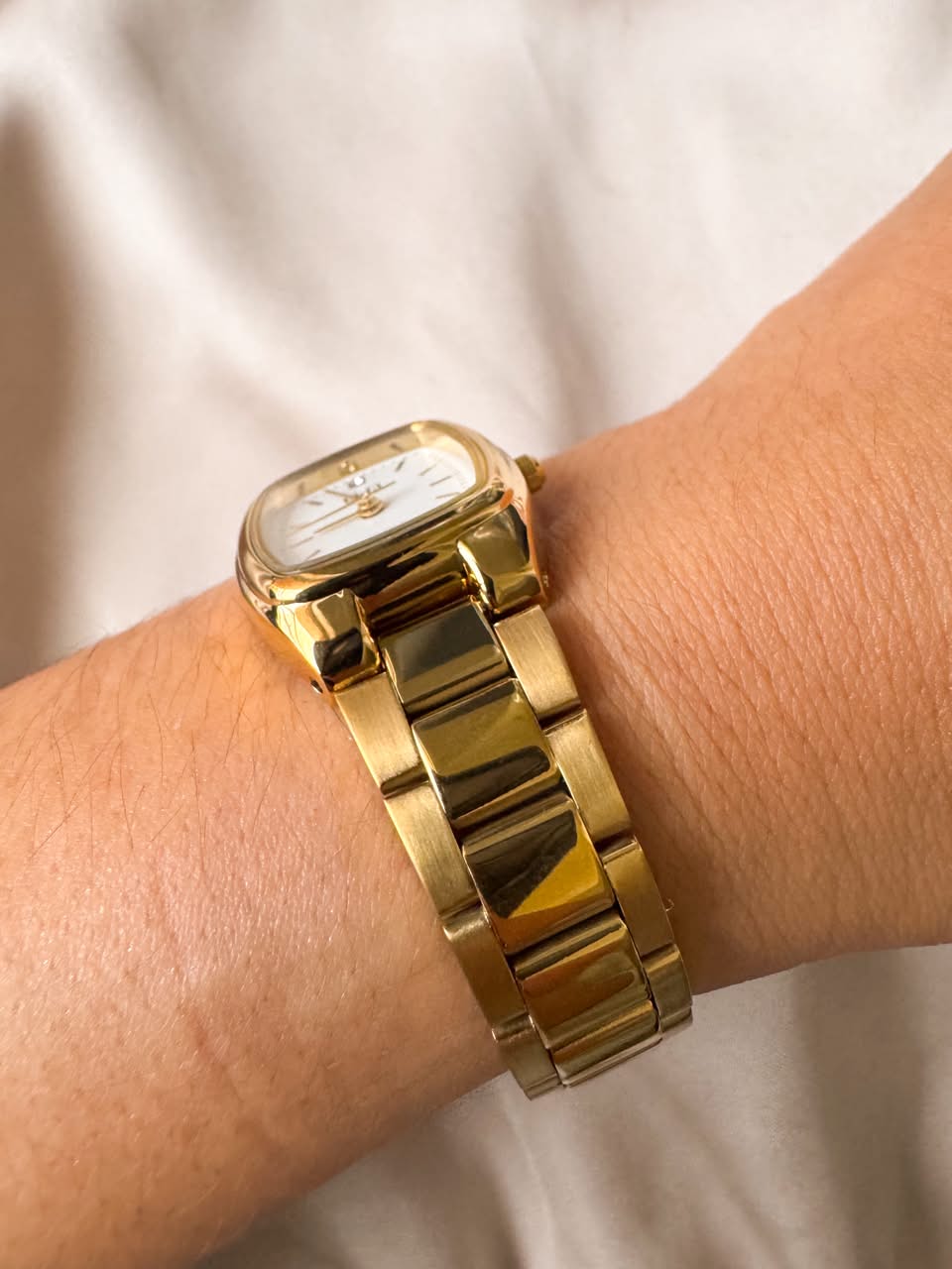 RELOJ QYQ Q42C-504PY DORADO CUADRADO PEQUEÑO