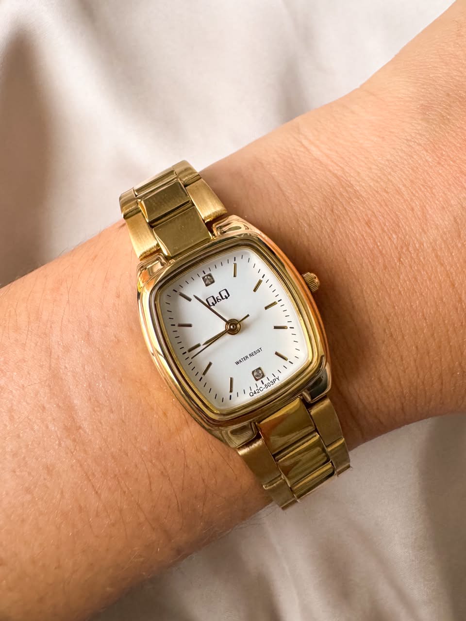 RELOJ QYQ Q42C-504PY DORADO CUADRADO PEQUEÑO