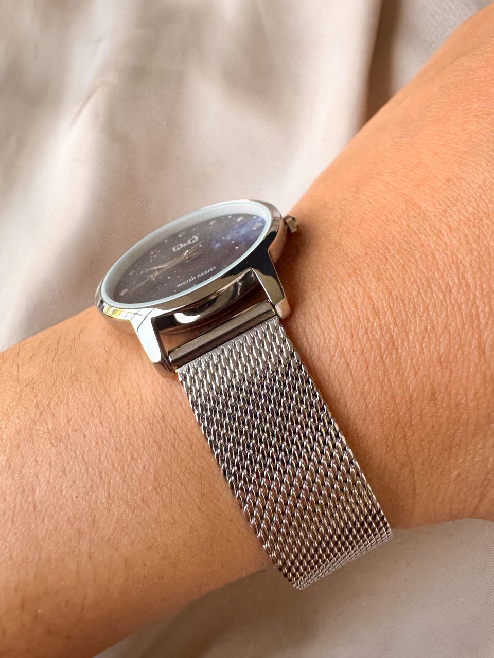 RELOJ QYQ Q48A-004PY MALLA PLATEADO FONDO UNIVERSO