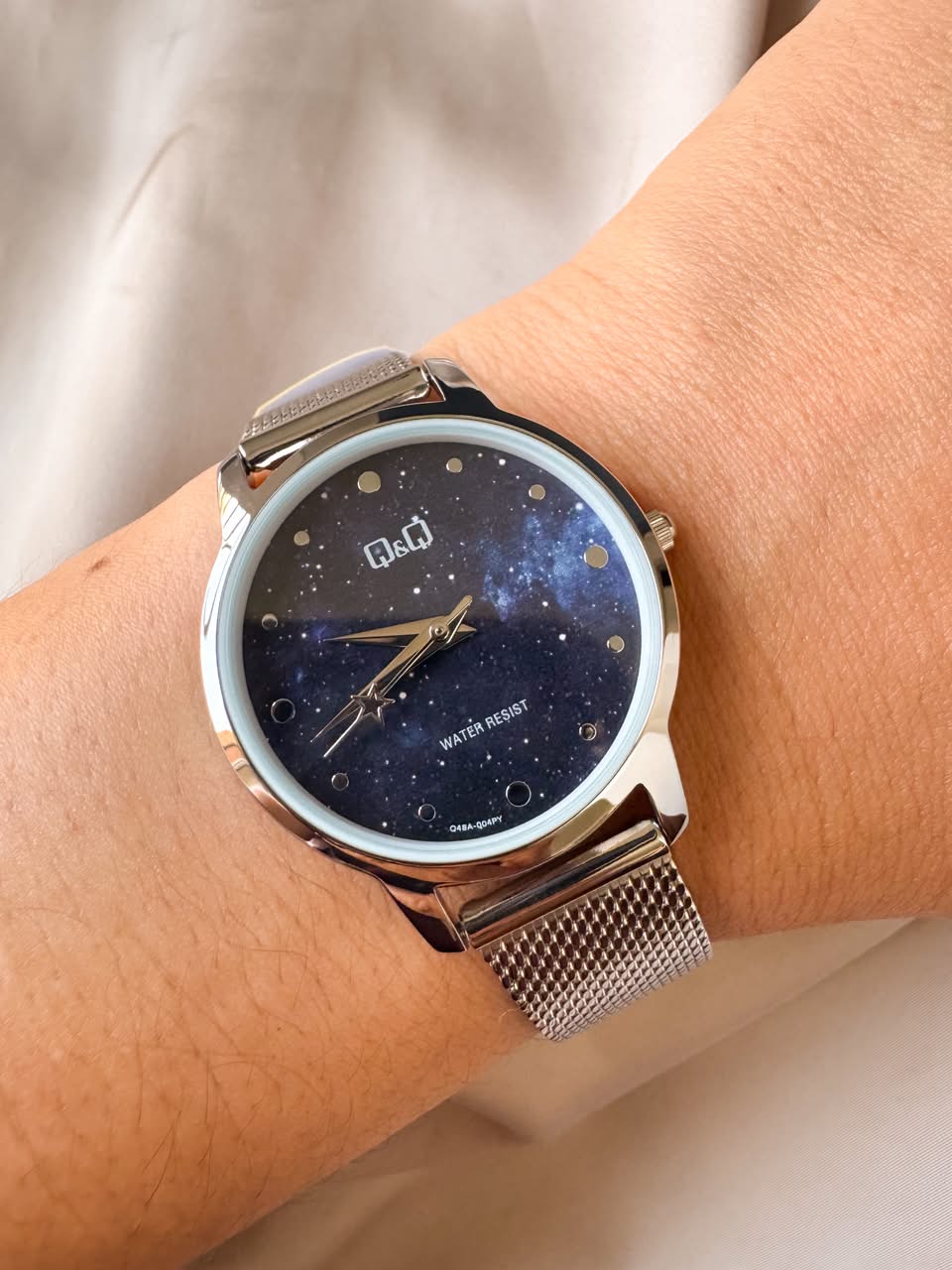 RELOJ QYQ Q48A-004PY MALLA PLATEADO FONDO UNIVERSO