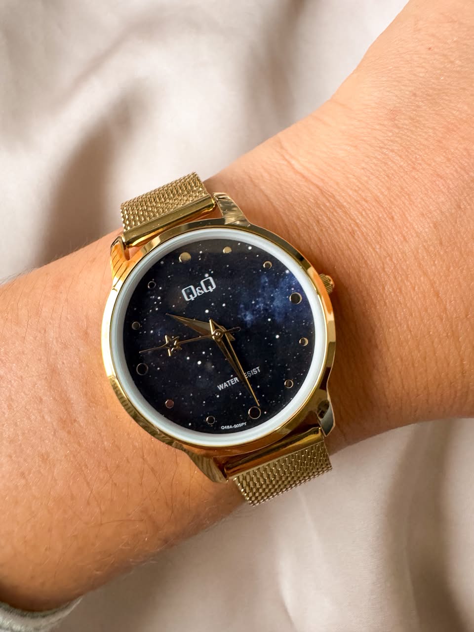 RELOJ QYQ Q48A-005PY MALLA DORADO FONDO UNIVERSO