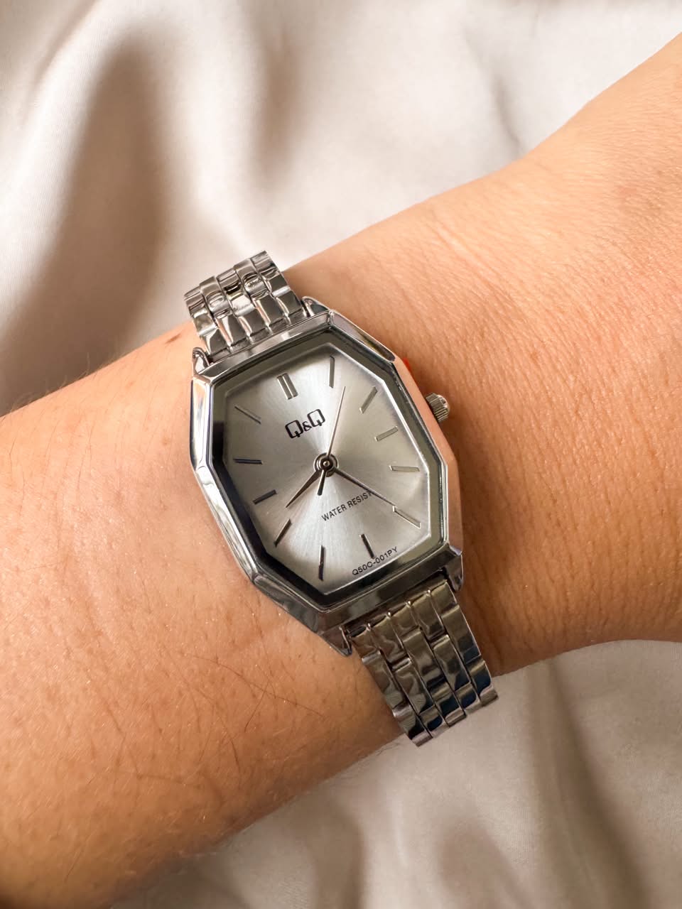 RELOJ QYQ Q50C-001PY PLATEADO PEQUEÑO