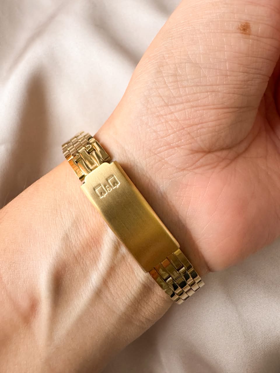 RELOJ QYQ Q50C-004PY DORADO PEQUEÑO