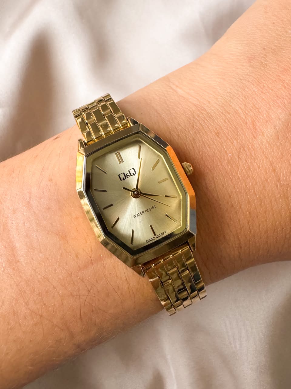 RELOJ QYQ Q50C-004PY DORADO PEQUEÑO
