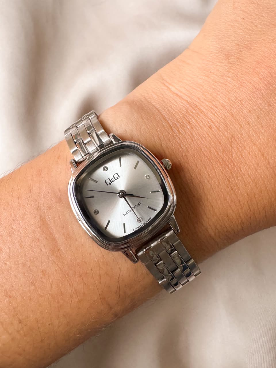 RELOJ QYQ Q56C-001PY PLATEADO PEQUEÑO