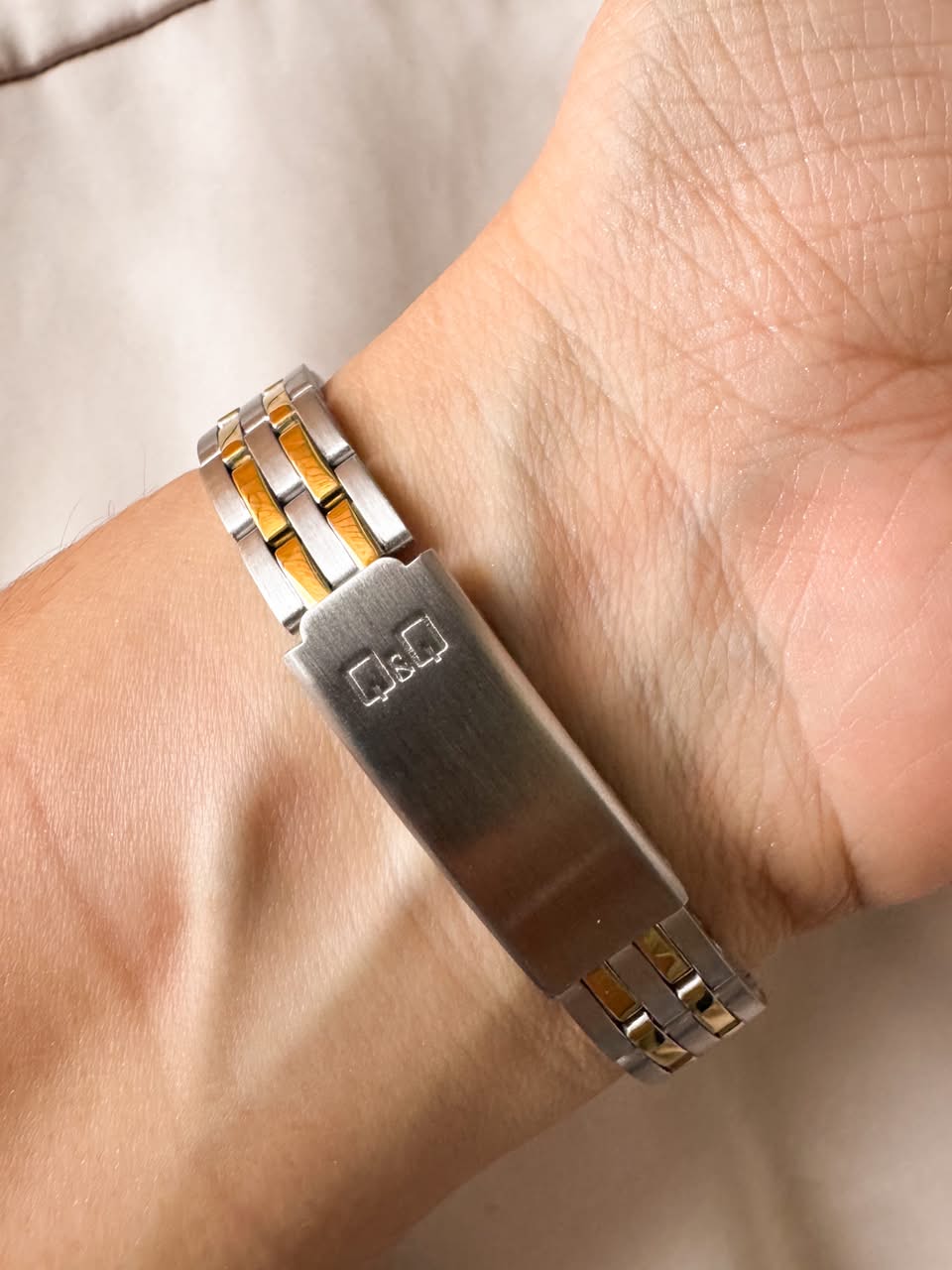 RELOJ QYQ Q56C-002PY BICOLOR PEQUEÑO