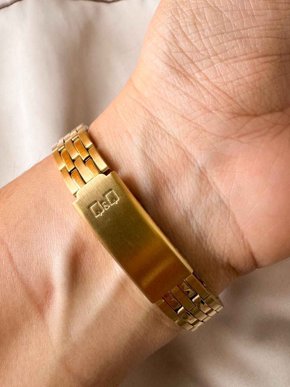 RELOJ QYQ Q56C-003PY DORADO PEQUEÑO