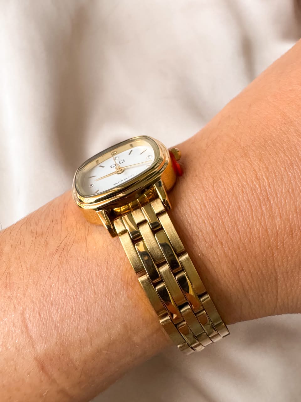 RELOJ QYQ Q56C-003PY DORADO PEQUEÑO