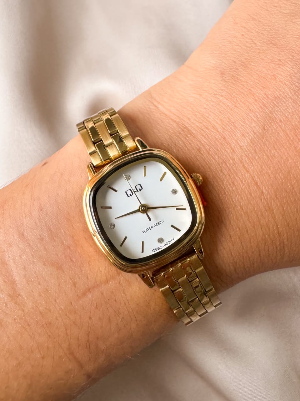 RELOJ QYQ Q56C-003PY DORADO PEQUEÑO
