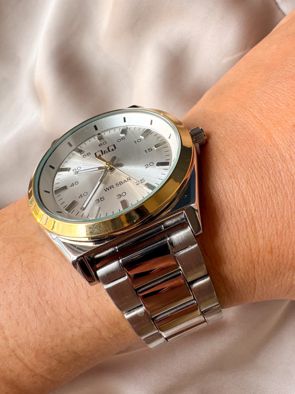 RELOJ QYQ Q80B-003PY PLATEADO BORDE DORADO