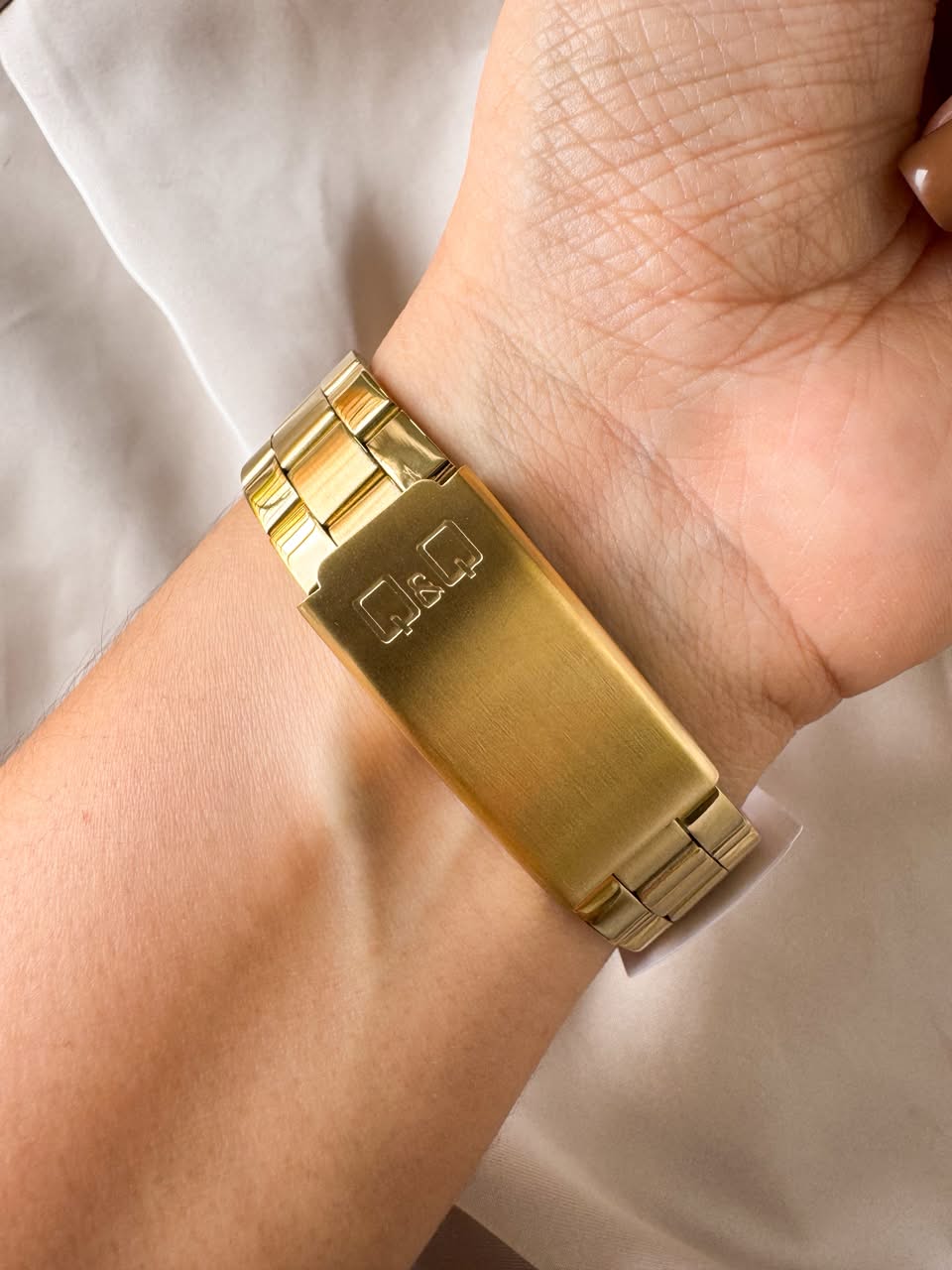RELOJ QYQ Q83B-007PY DORADO PIEDRAS