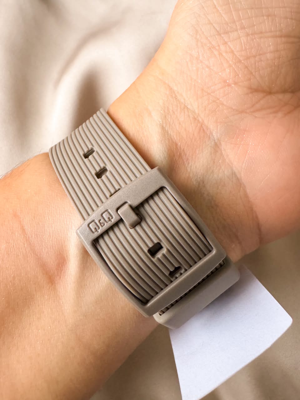 RELOJ QYQ V08A-532VY PLATICO GRIS