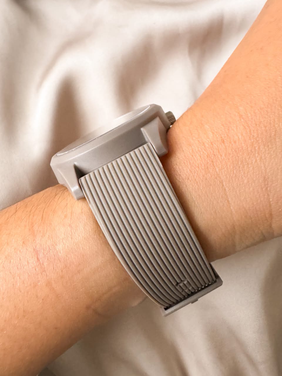 RELOJ QYQ V08A-532VY PLATICO GRIS