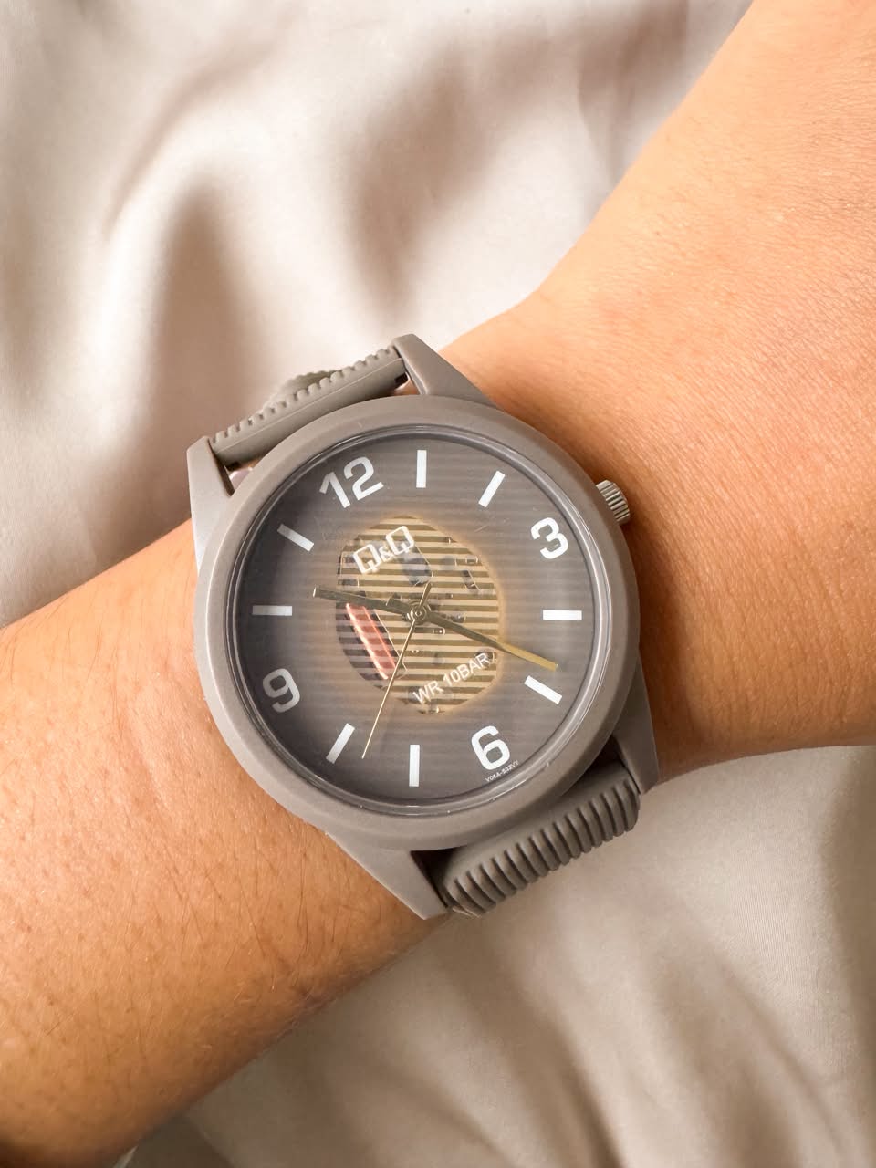 RELOJ QYQ V08A-532VY PLATICO GRIS