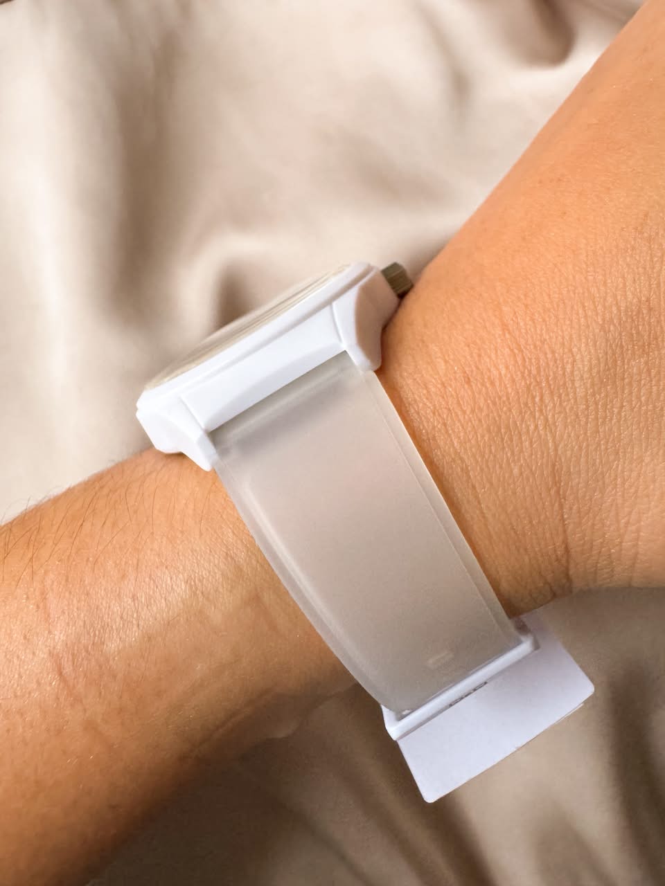 RELOJ QYQ V14A-519VY PLASTICO BLANCO