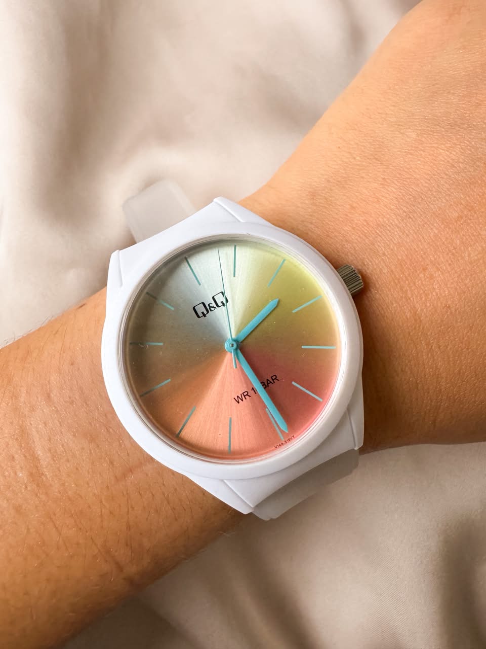 RELOJ QYQ V14A-519VY PLASTICO BLANCO
