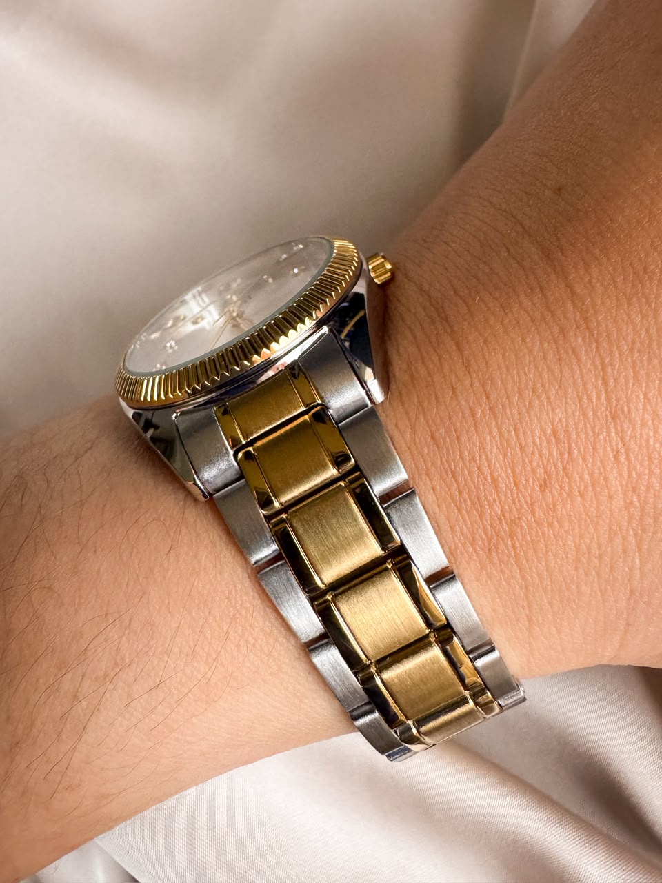 RELOJ QYQ Z65J401Y BICOLOR PEQUEÑO PLATEADO- DORADO