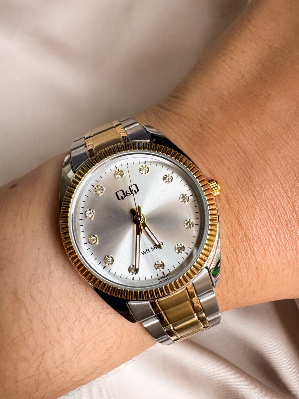 RELOJ QYQ Z65J401Y BICOLOR PEQUEÑO PLATEADO- DORADO