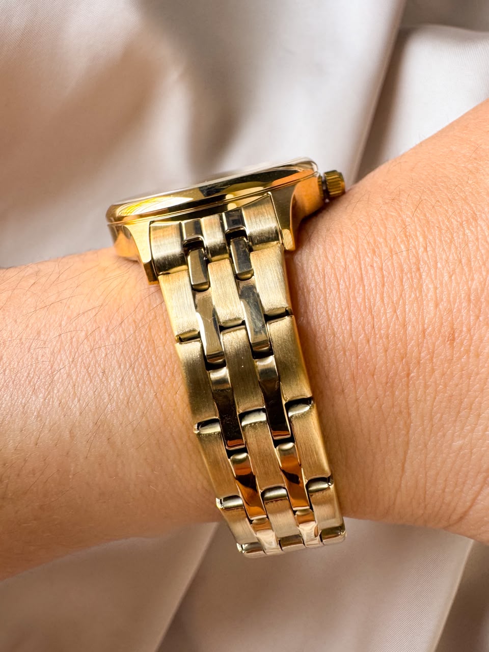 RELOJ YESS DORADO Y25040-04