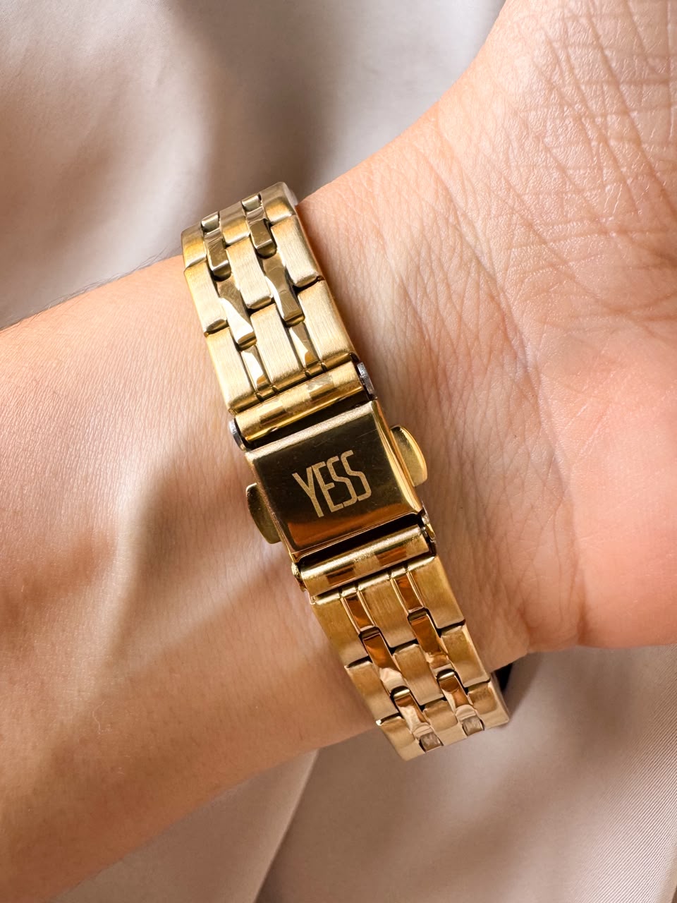 RELOJ YESS DORADO Y25040-04