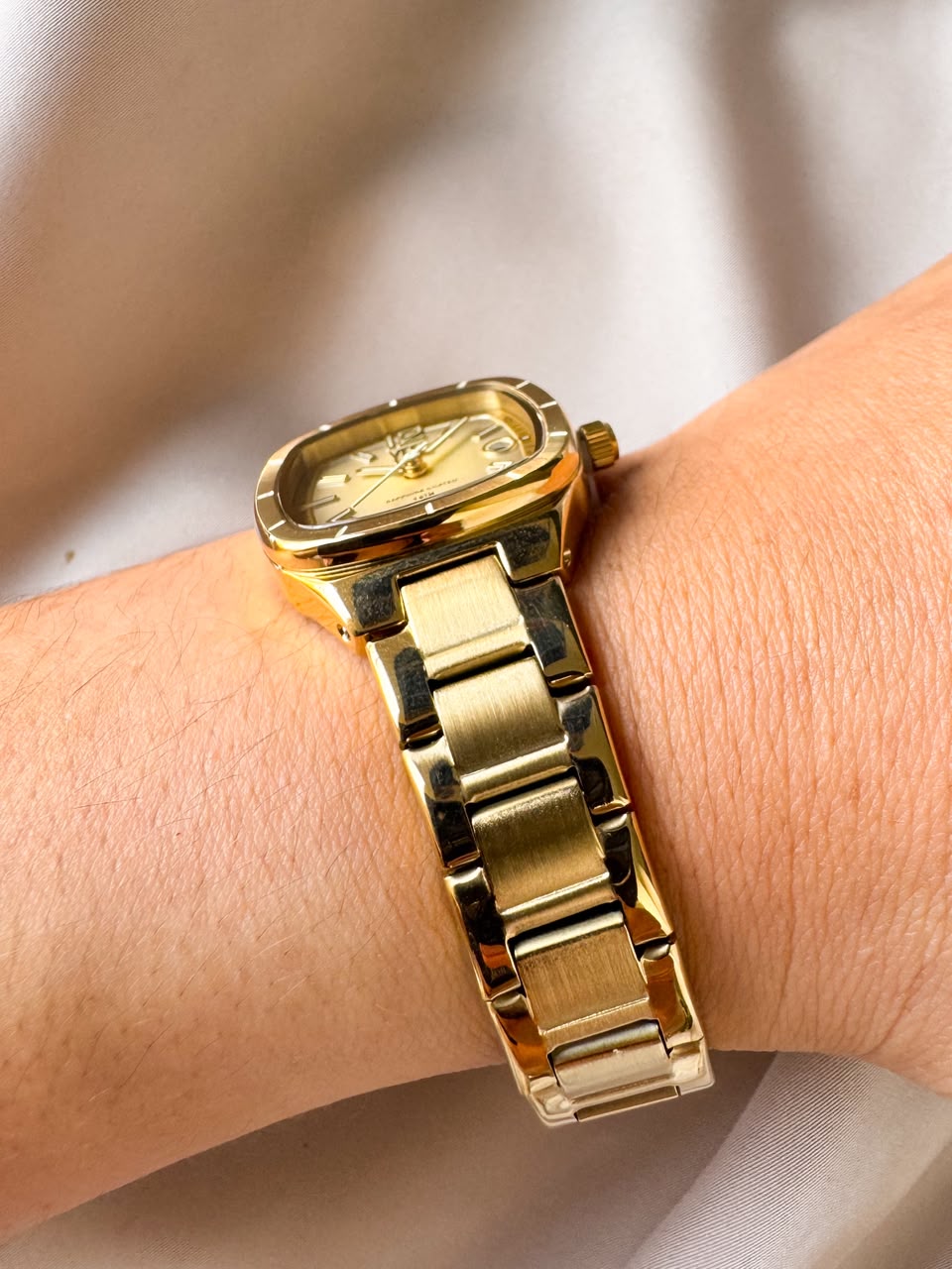 RELOJ YESS Y25045-04 YESS DORADO CUADRADO