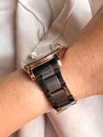 Reloj Q&Q Unisex negro y oro rosa con calendario - Imagen 3